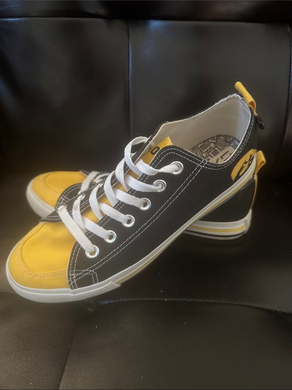 Iowa Hawkeye Skicks Black and Yellow Low-Top Canvas Sneakers size 8